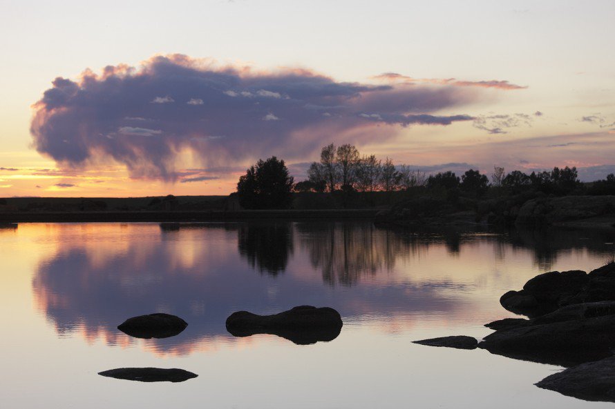 CREPÚSCULO. CONTRALUZ. LAGUNA. NUBES. ATARDECER. CIELO. P. N. LOS BARRUECOS. MALPARTIDA DE CÁCERES. EXTREMADURA.