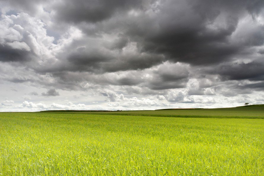 TORMENTA. NUBES. LLANURAS. ESTEPAS. ZARAGOZA. ARAGÓN.