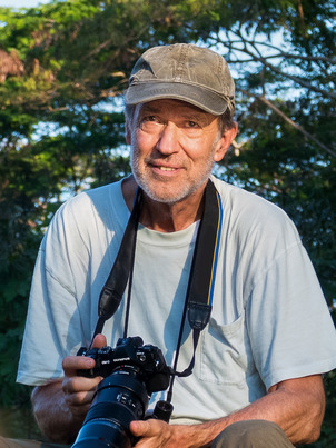 Naturfotograf Konrad Wothe bei der Arbeit im Regenwald von Peru